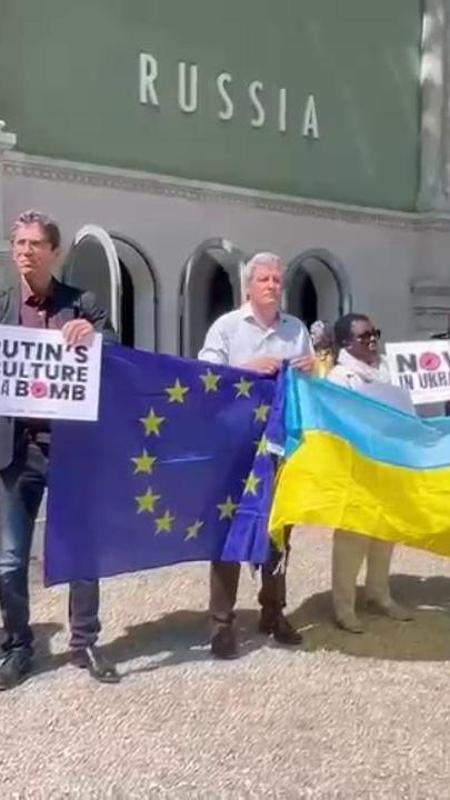 Biennale, il flashmob di +Europa: sirene antiaeree fuori dal padiglione della Russia