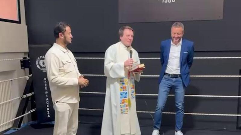 Parroco e imam insieme sul ring: Vangelo e Corano per inaugurare una palestra di boxe