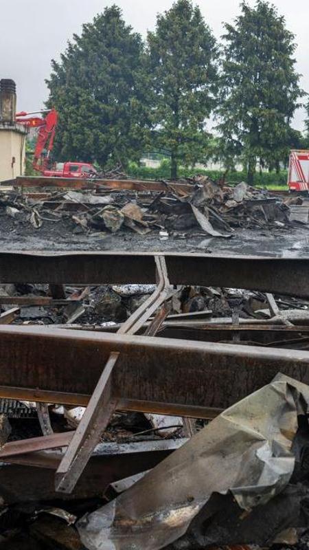 "Difficile sia scoppiato da solo": cosa resta dopo il maxi incendio di Grugliasco