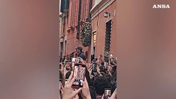 Fulminacci incanta Roma: mini-live in strada con "Stupida sfortuna", fan e passanti in coro con lui