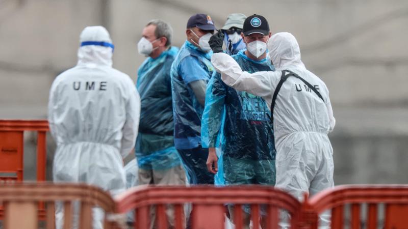 Hantavirus, la vita in quarantena dei 4 italiani: “Esami del sangue, mascherina e zero contatti”