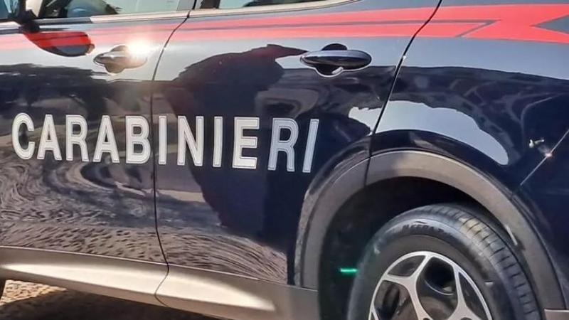 Finge rapina e accoltellamento per tenersi l’incasso del giorno: corriere denunciato dai carabinieri