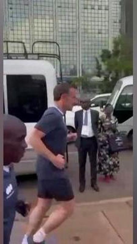 Macron fa jogging per le strade di Nairobi: il presidente francese insieme al maratoneta Kipchoge