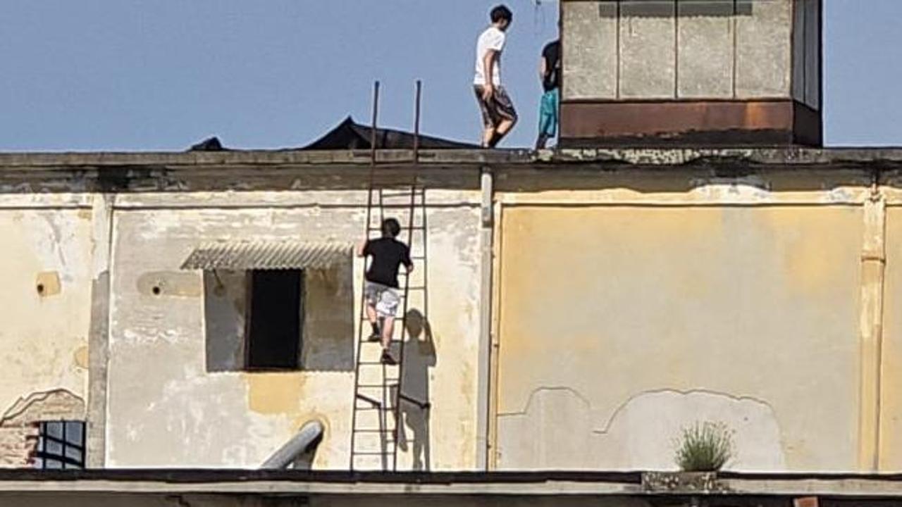 Bravata choc a Vercelli: ragazzini si arrampicano sui tetti della fabbrica fantasma