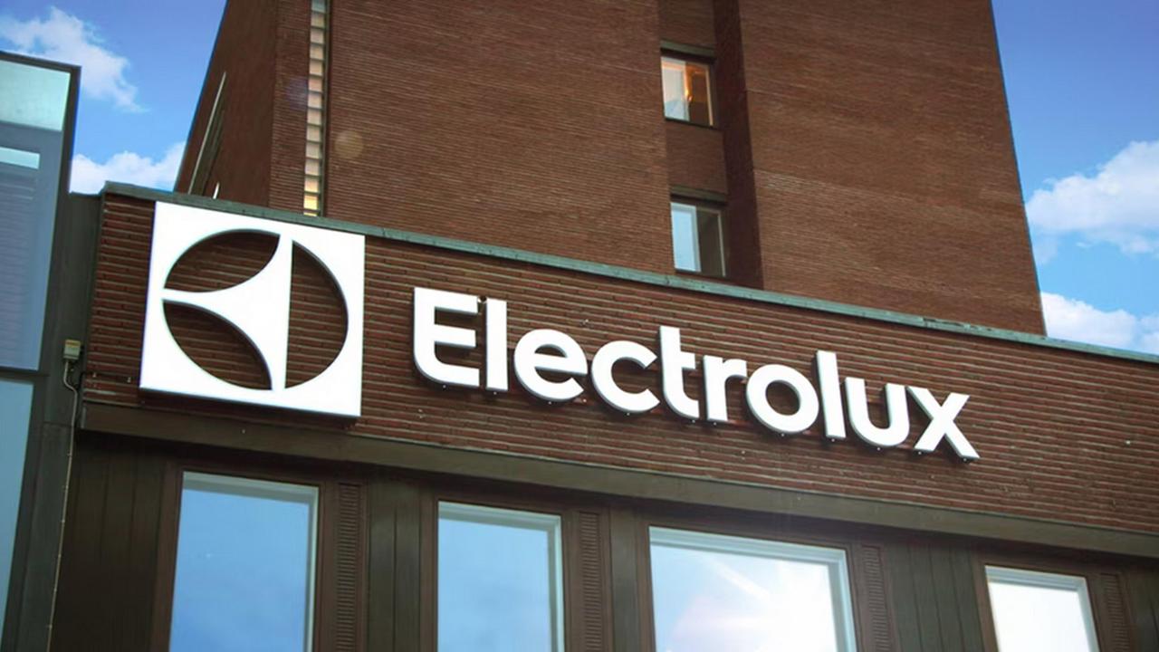 Electrolux dimezza la produzione: taglierà 1.700 posti di lavoro in Italia