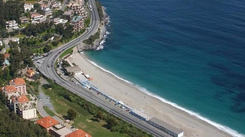 L’erosione si “mangia” le spiagge della Riviera: a Bergeggi meno file di ombrelloni