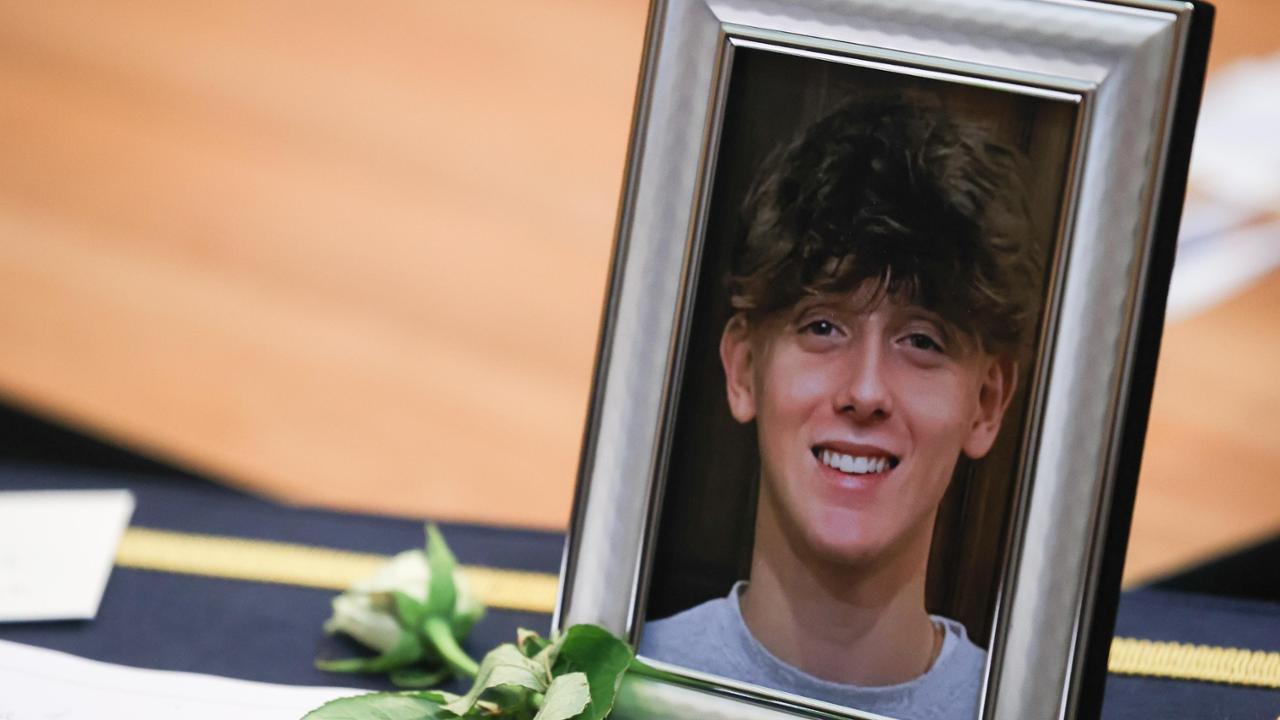 Bologna, proteste contro il villaggio per senzatetto in memoria del ragazzo morto a Crans
