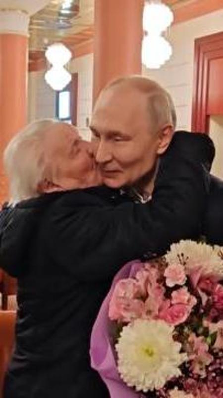 Putin va a prendere l'anziana prof e la porta a cena al Cremlino: operazione simpatia dello zar