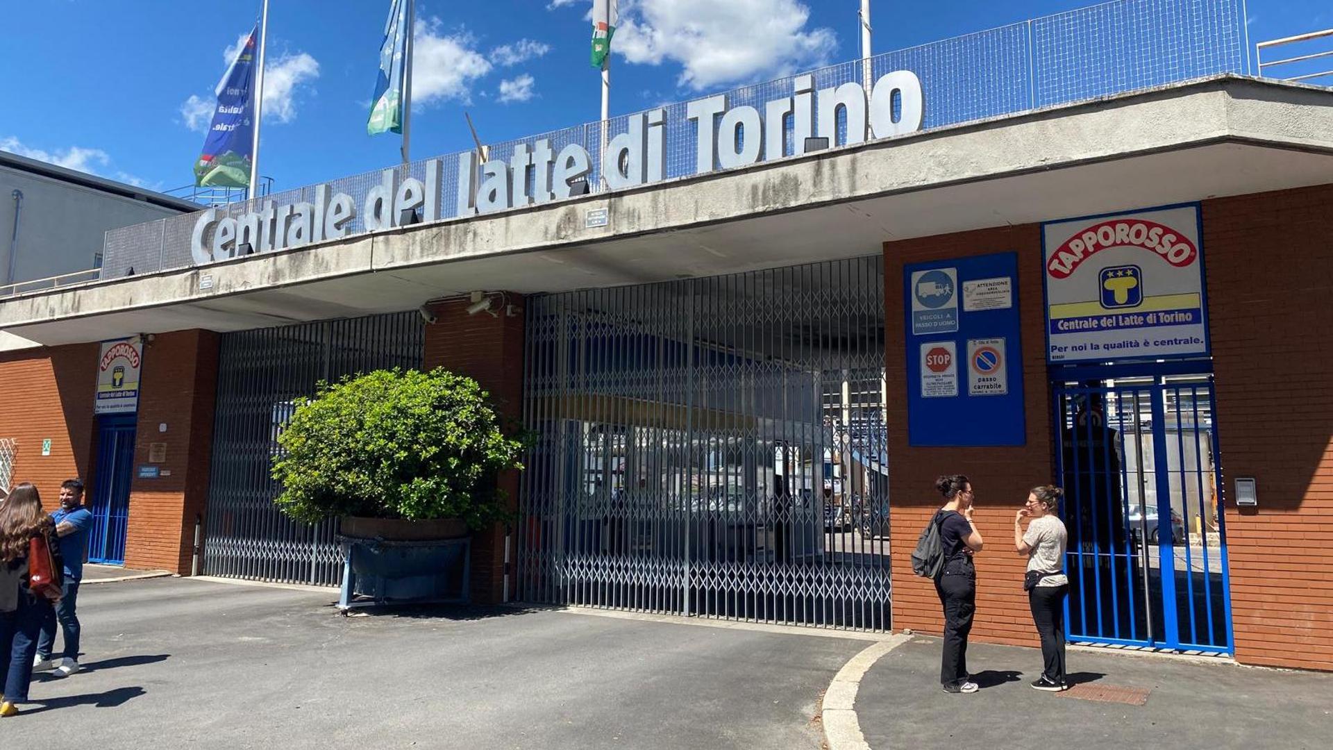 Operaio alla Centrale del Latte travolto da materiale di lavorazione: cade battendo la testa, morto
