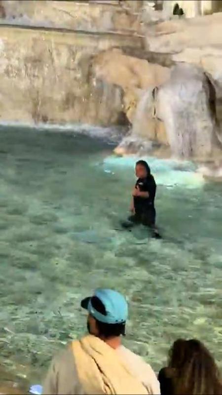 Roma, turista si tuffa nella fontana di Trevi: multa da 500 euro e daspo urbano