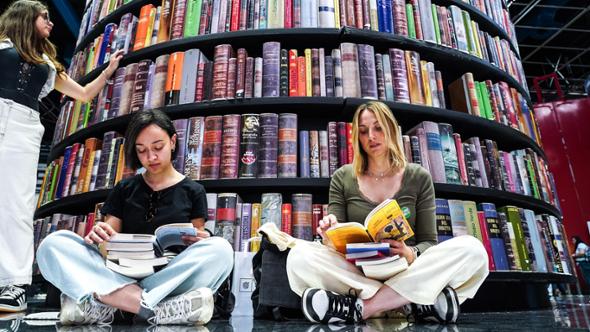 Sarà l’amore dei ragazzini che alla fine salverà i libri