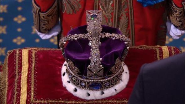 Gb, la consegna della Corona Imperiale prima del discorso in parlamento di Re Carlo III