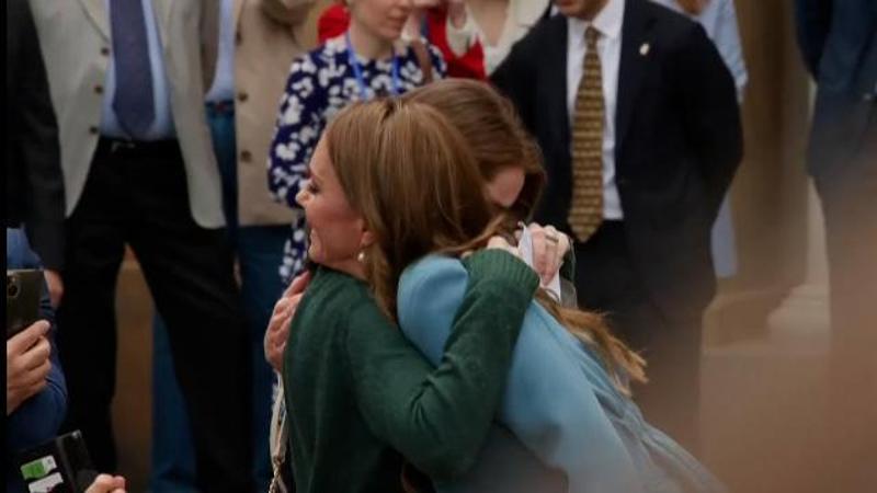Reggio Emilia, l'arrivo di Kate Middleton: i saluti ai bimbi e l'abbraccio alla ragazza disabile
