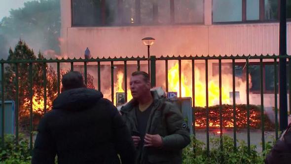 Olanda, protesta anti-migranti davanti al centro d'accoglienza: scoppia l'incendio