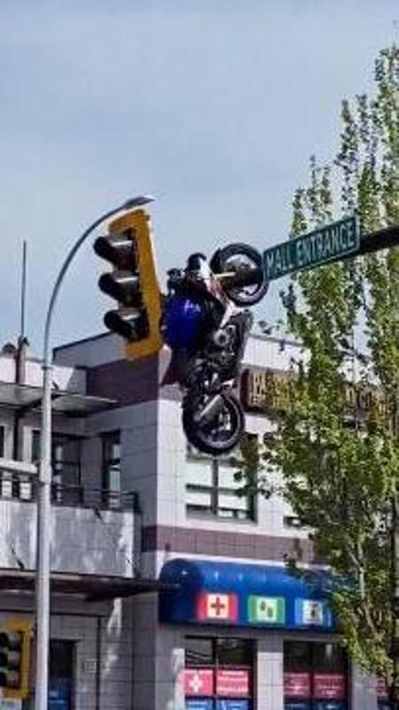Canada, moto resta incastrata a sei metri d'altezza su un semaforo dopo uno schianto