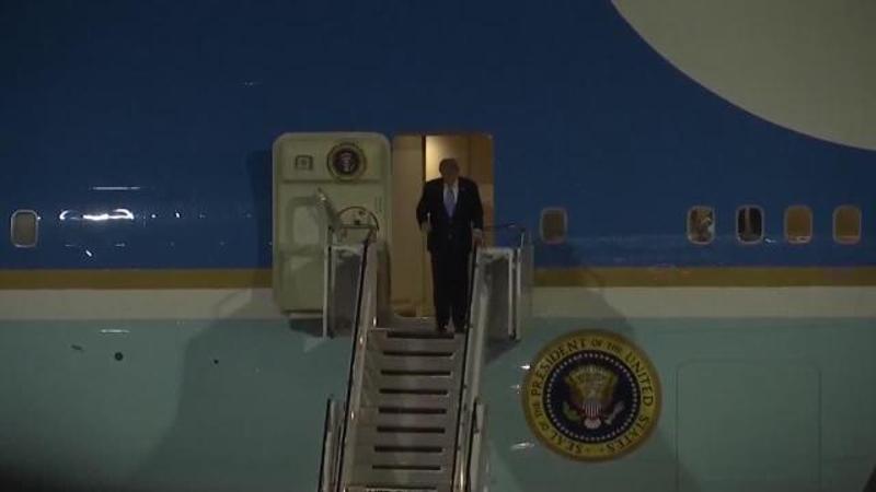 L'arrivo di Trump in Cina, il saluto dall'Air Force One. Poi verso l'albergo con il convoglio presidenziale