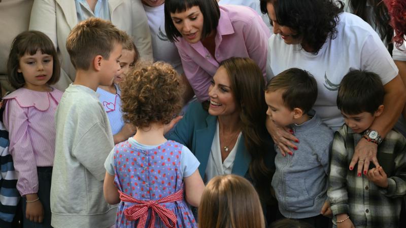 Kate Middleton a Reggio Emilia: il look, i bambini, l’erbazzone e il laboratorio con la creta