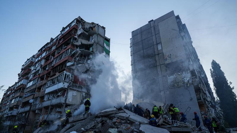 I russi cercano la strage a Kiev, 800 droni e un palazzo crollato: persone vive sotto le macerie