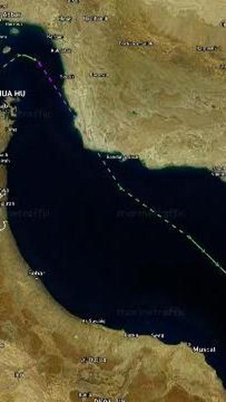 Iran, petroliera cinese attraversa lo stretto di Hormuz: l'animazione