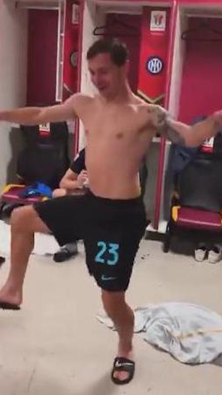 Festa Inter negli spogliatoi, il balletto di Barella diventa virale dopo la finale di Coppa Italia