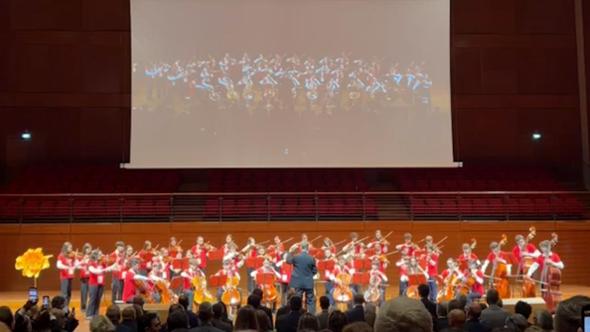L'orchestra Suzuki suona all'inaugurazione del Salone del Libro: show a Torino