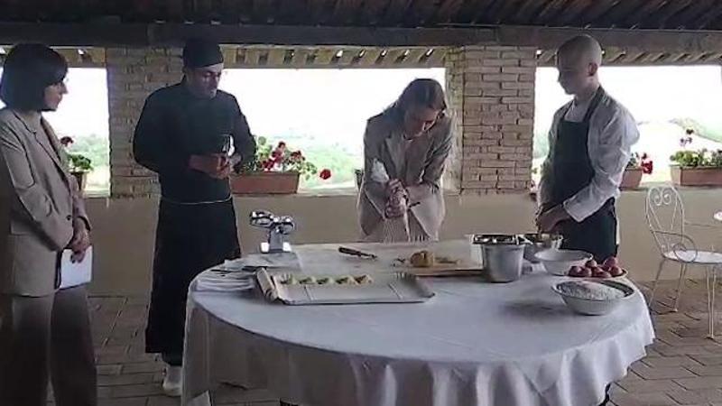 Parma, Kate in grembiule imbottisce i tortelli di erbetta: cooking class in un agriturismo