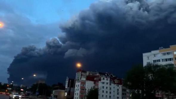 Ucraina, attacco contro la raffineria russa: l'enorme colonna di fumo nei cieli di Ryazan