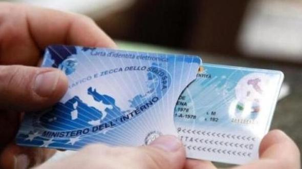 Corsa alla carta d’identità elettronica, novità su durata e scadenze: ecco chi può farla a domicilio
