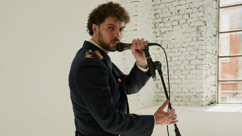 Il poliziotto rapper al Salone: “Ai giovani parlo di legalità, la musica può salvare vite”