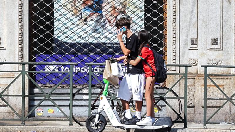Monopattini senza targa: da oggi scatta l’obbligo, ma uno su due è fuorilegge