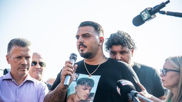 Brandizzo, i parenti delle vittime: “I colpevoli sono ancora liberi e noi viviamo all’ergastolo”