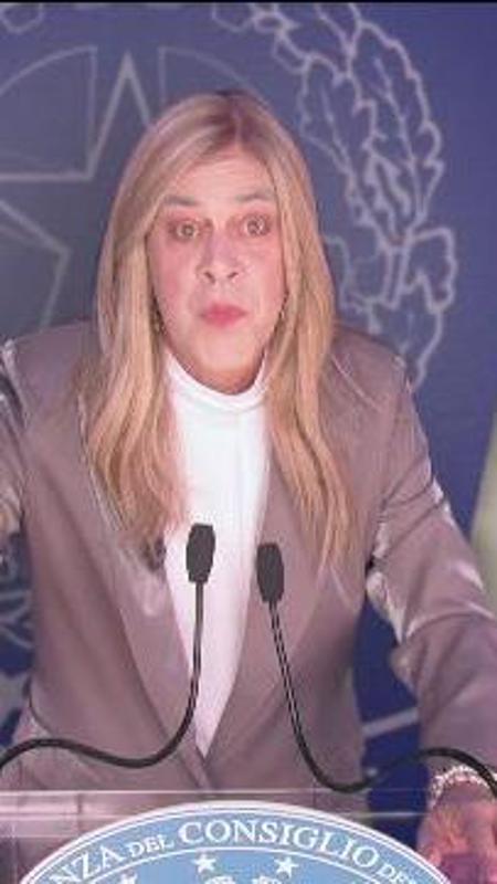 Crozza è Meloni: "Il mio è un governo longevo che galleggia e dove si odiano tutti"