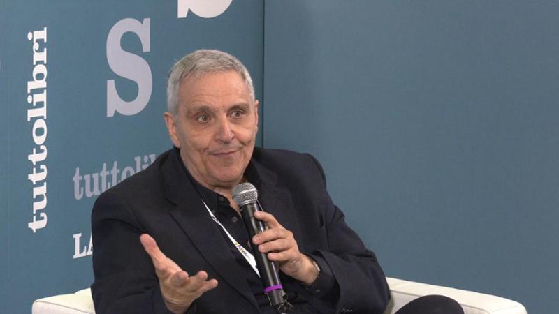 De Giovanni: “Un caso di 20 anni fa come quello di Garlasco ci interessa di più dei bombardamenti”