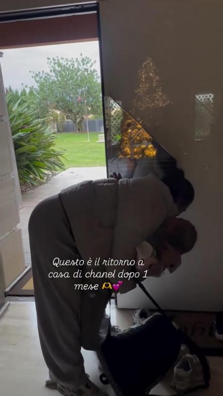 Il ritorno a casa di Chanel Totti dopo la vittoria a Pechino Express: l'abbraccio a Isabel commuove