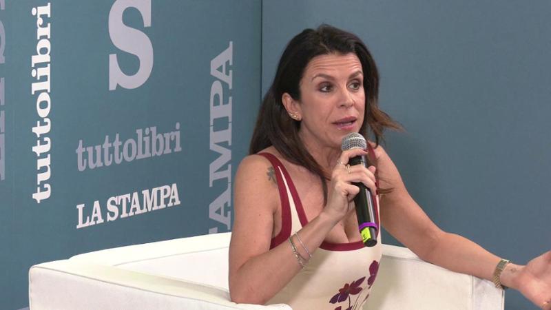 Stefania Andreoli: "No a baci in bocca e a 'Ti amo' ai figli. Rispondo a chi mi attacca"