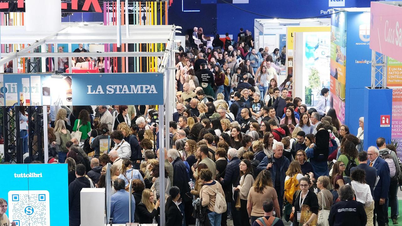 Salone del Libro, record di visitatori e metro in tilt. Zuppi: “Leone continuerà a parlare di pace”