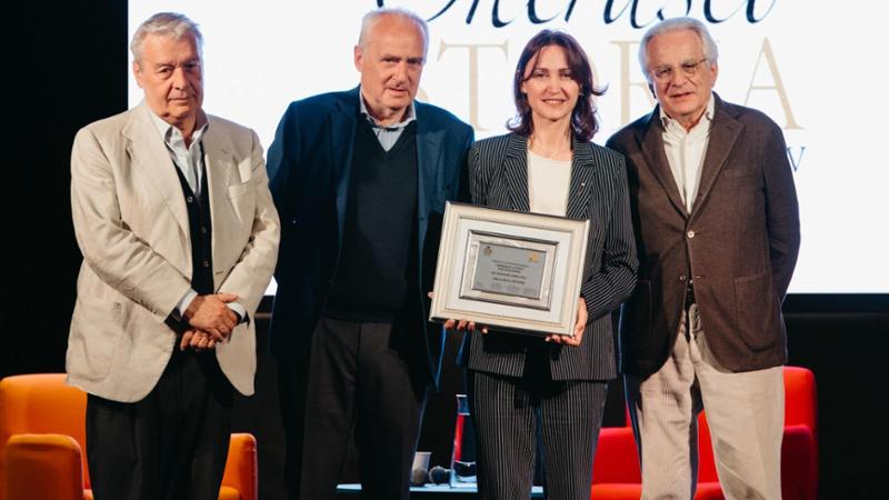 Premio alla presidente delle Poste, lei lo devolve a uno studente di Economia: “Passo il testimone”