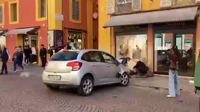 Il terrore in piazza a Modena: "Andava fortissimo, a terra c'è una donna senza gambe"