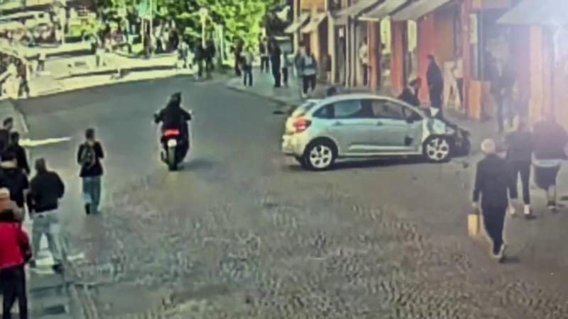 Salim Elkoudri inseguito per le vie di Modena dopo lo schianto: le immagini della cattura