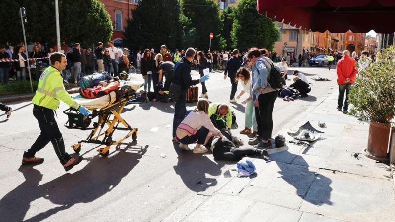 Modena, folle corsa dell’auto sui passanti: chi sono i 4 feriti gravissimi