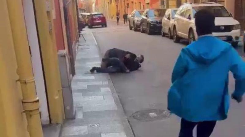 Il momento in cui è stato bloccato Salim El Koudri, l'uomo del folle assalto di Modena