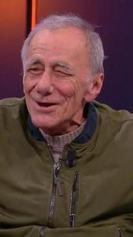 Il racconto di Vecchioni: "Dal coma al risveglio, ho chiesto all'infermiera se era la Madonna"