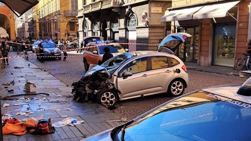 Auto a folle velocità contro la folla: tre feriti gravi, uno è in pericolo di vita