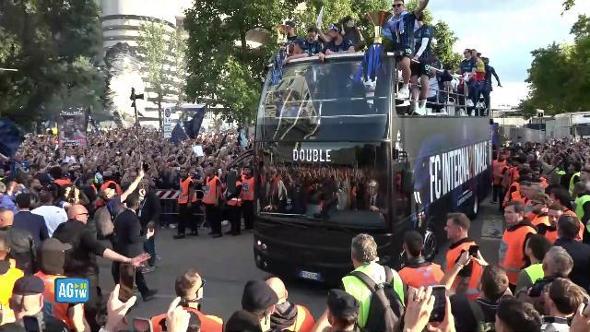 Milano, festa scudetto: il bus con i giocatori dell'Inter lascia San Siro circondato da tifosi
