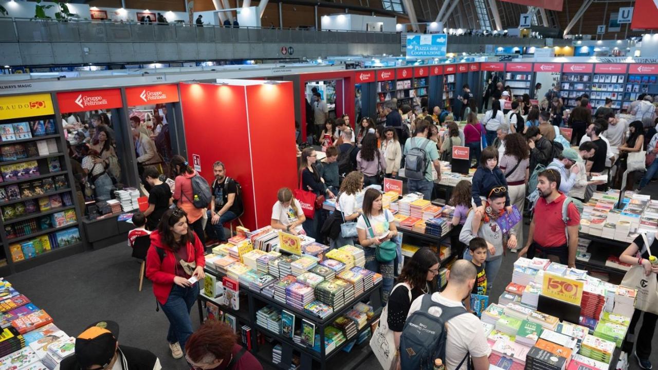 Ultimo giorno di Salone del Libro, editori soddisfatti. Tra i giovani volano attualità e geopolitica
