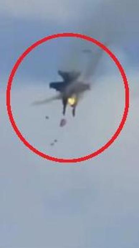 Scontro tra jet all'air show della Marina Usa: quattro militari si lanciano col paracadute