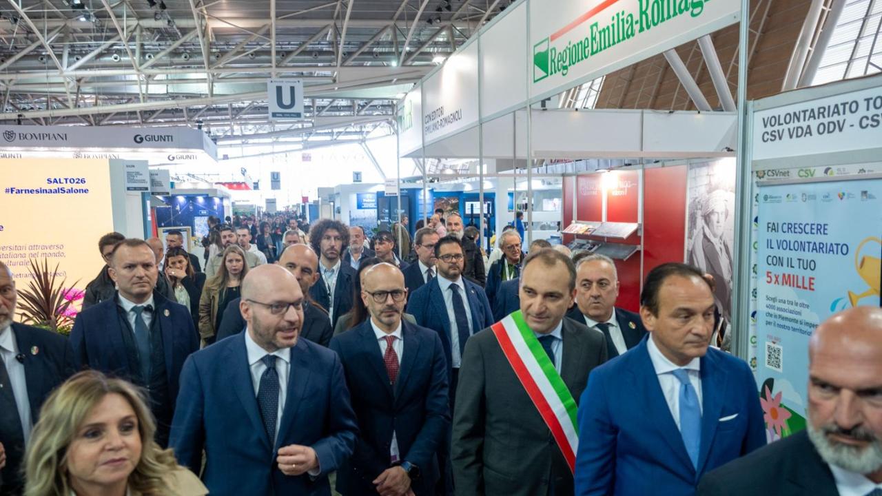 Salone del Libro al capolinea. È la mattina delle scuole, arriva Fontana. Tra i vip atteso Ligabue