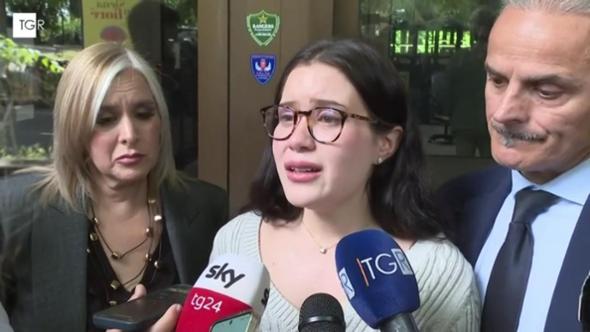 La schermitrice rinuncia all'anonimato e si sfoga davanti alle telecamere: "Non mi fermerò mai"