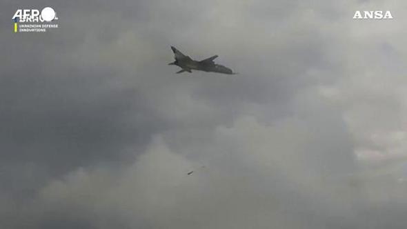 L'Ucraina presenta la sua prima bomba aerea guidata: le immagini diffuse da Kiev