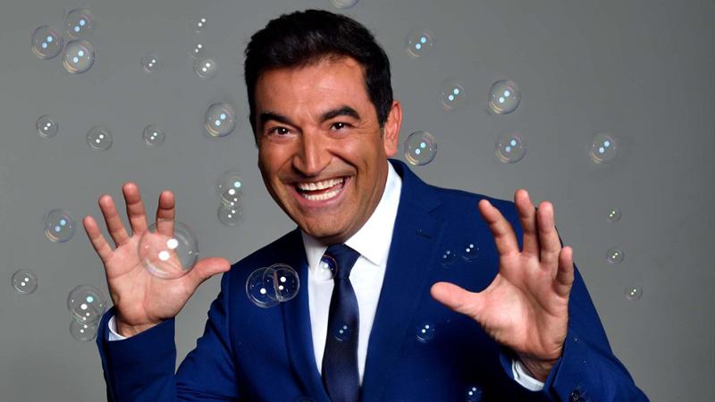 Max Giusti spumeggiante all’Ariston: l’ultimo brindisi di “Bollicine update”